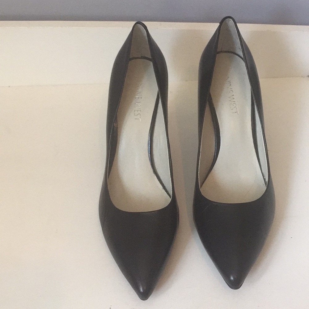 Pointy-toe black pumps